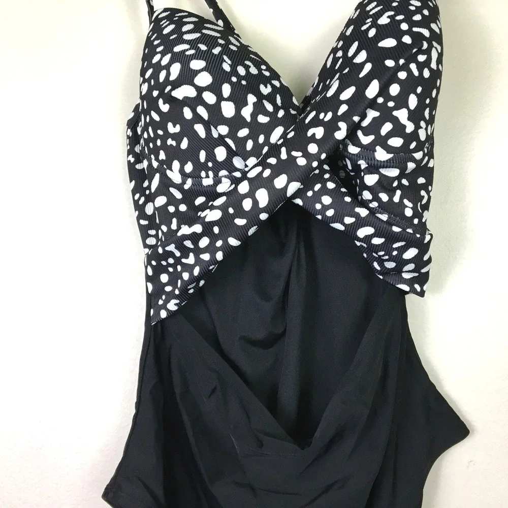 Cupshe Abstract Dot Twist Front Cutout One Piece Swimsuit Size M‎ Black White